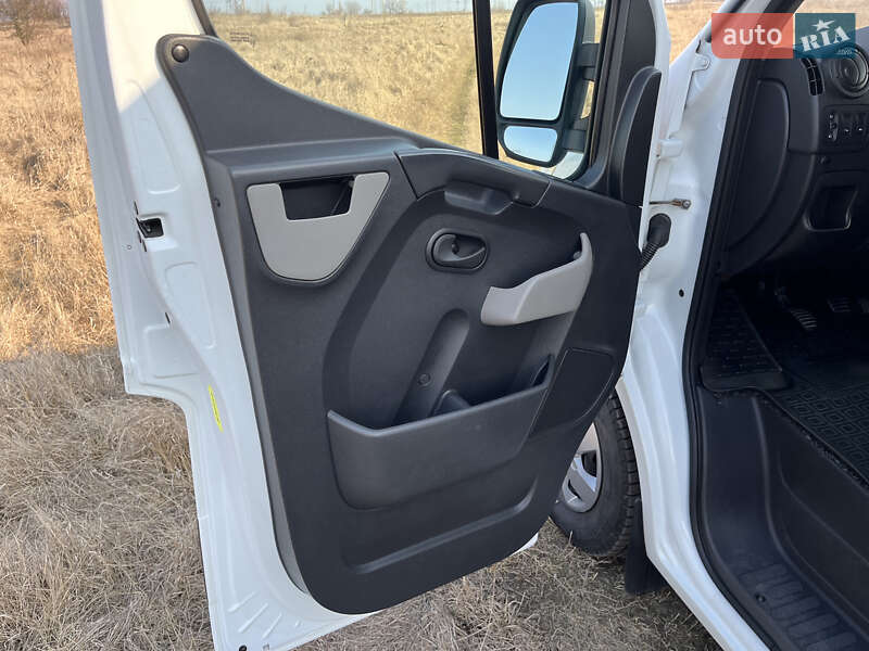 Вантажний фургон Renault Master 2017 в Миргороді