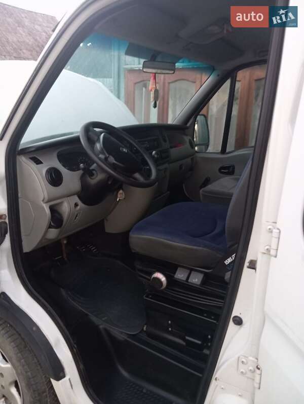 Евакуатор Renault Master 2006 в Чернівцях