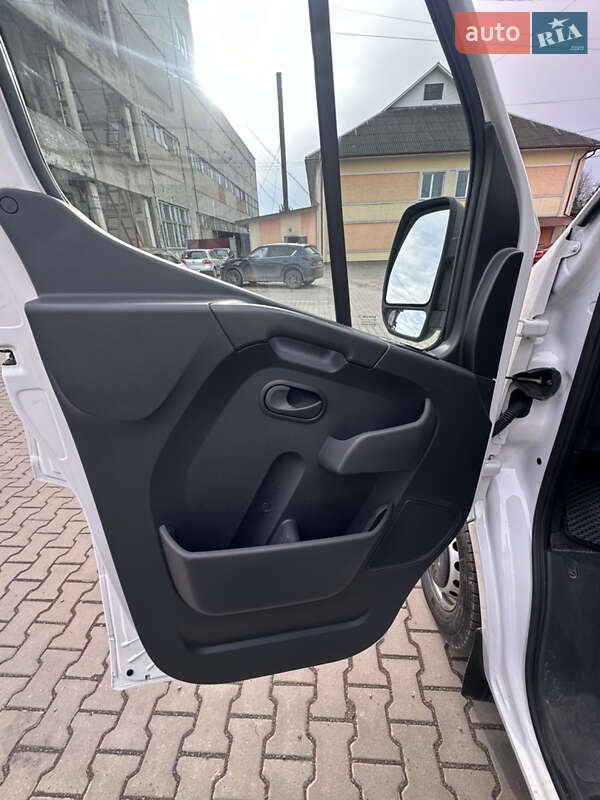 Вантажний фургон Renault Master 2023 в Чернівцях