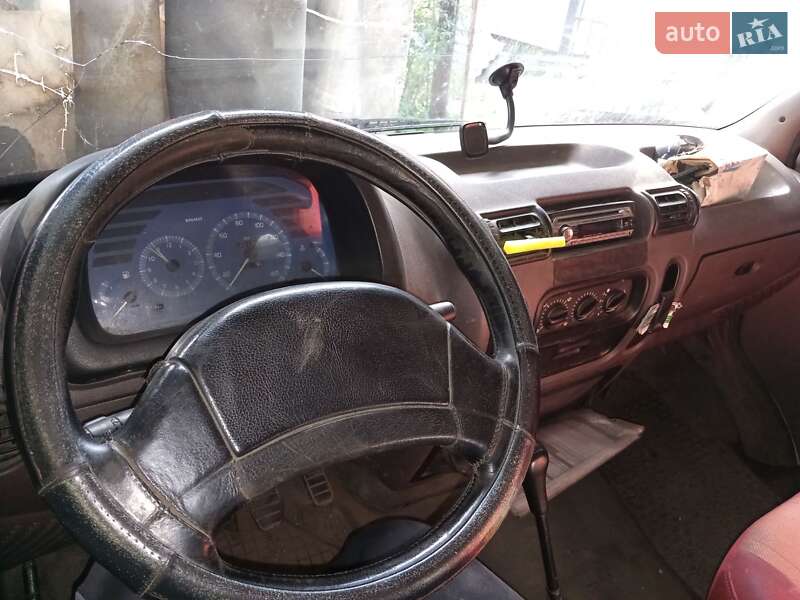 Грузовой фургон Renault Master 2000 в Бурштыне