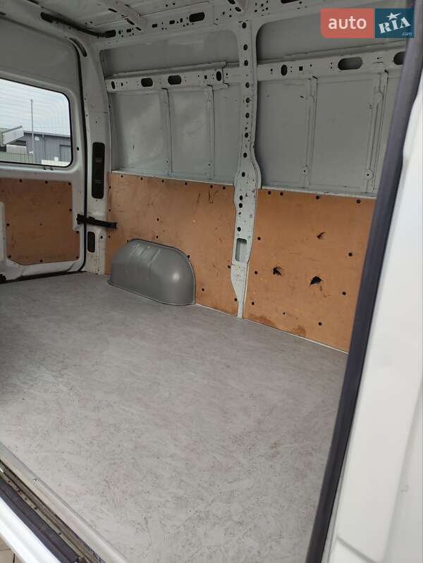 Грузовой фургон Renault Master 2015 в Львове