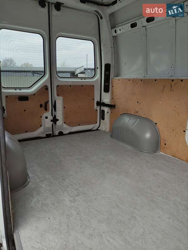 Грузовой фургон Renault Master 2015 в Львове