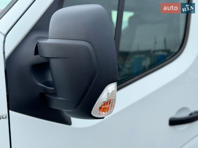 Вантажопасажирський фургон Renault Master 2017 в Києві