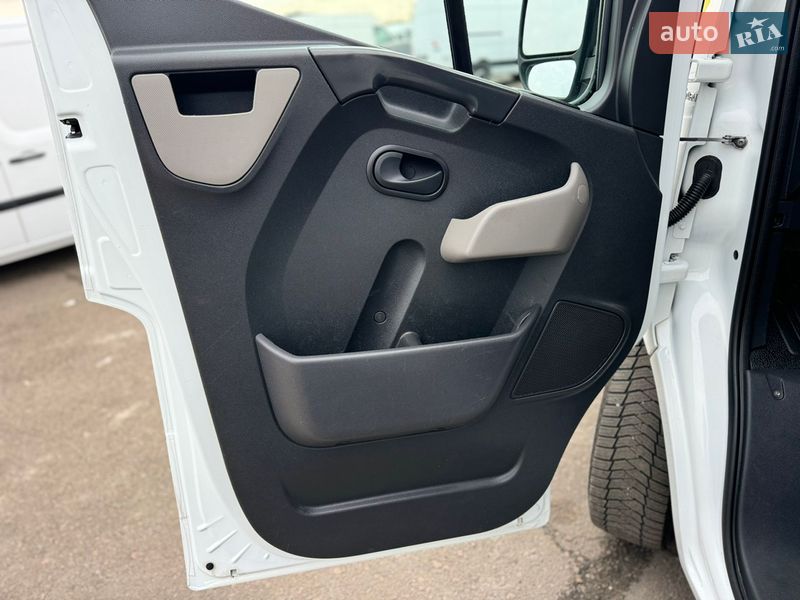 Вантажопасажирський фургон Renault Master 2017 в Києві