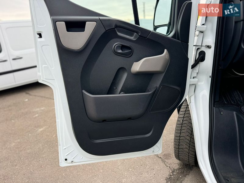 Вантажопасажирський фургон Renault Master 2017 в Києві