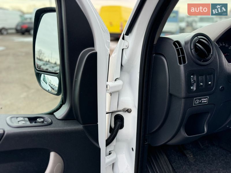 Вантажопасажирський фургон Renault Master 2017 в Києві