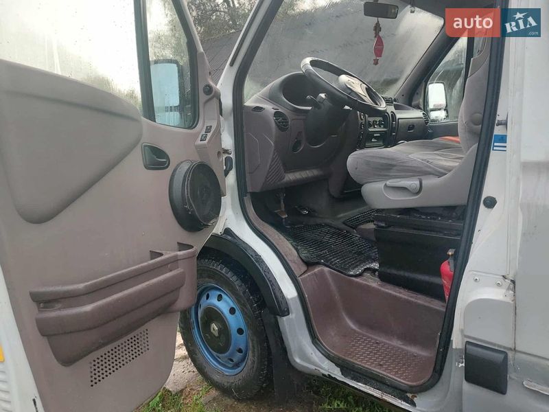 Грузовой фургон Renault Master 2001 в Львове