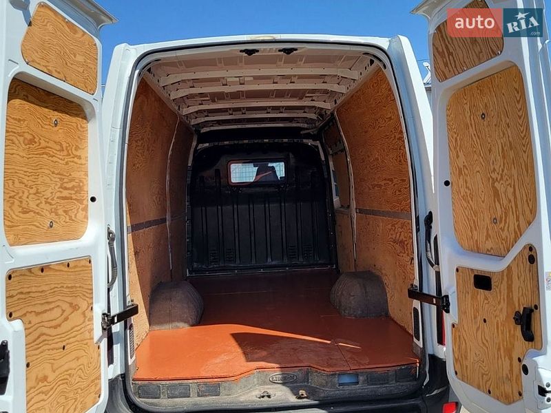 Вантажний фургон Renault Master 2015 в Чернівцях