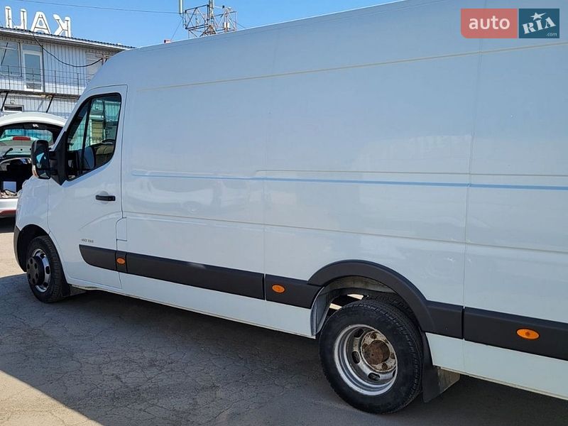 Вантажний фургон Renault Master 2015 в Чернівцях