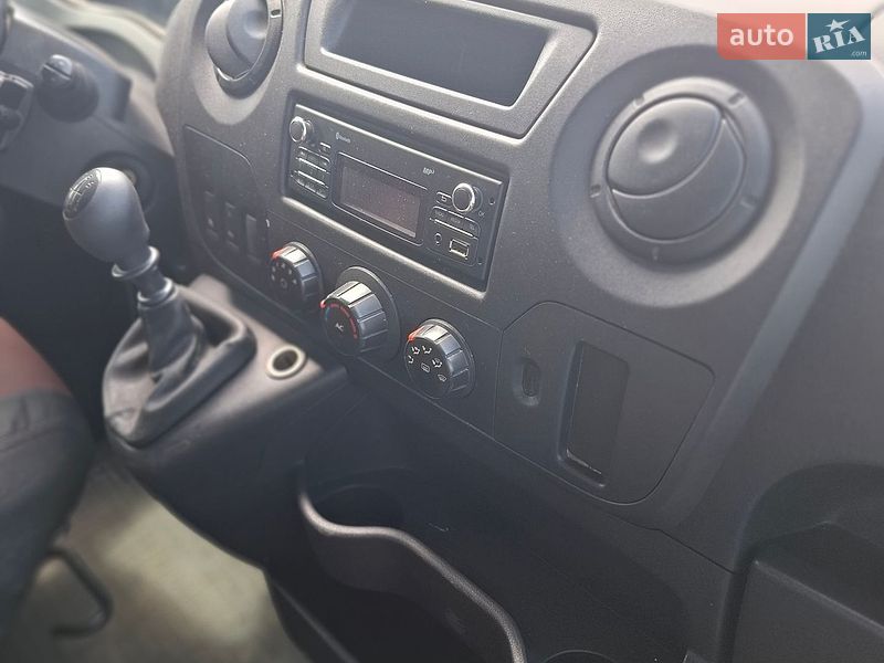 Вантажний фургон Renault Master 2015 в Львові