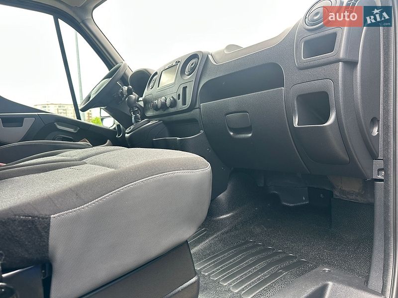 Вантажний фургон Renault Master 2017 в Рівному