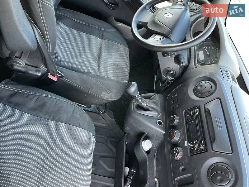 Вантажний фургон Renault Master 2017 в Олевську