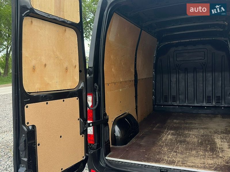 Грузовой фургон Renault Master 2016 в Львове