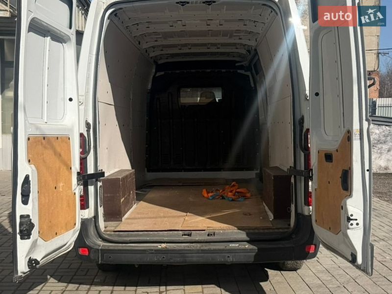 Грузовой фургон Renault Master 2015 в Львове