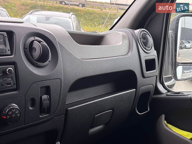 Евакуатор Renault Master 2017 в Львові