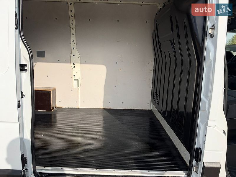 Вантажний фургон Renault Master 2017 в Львові