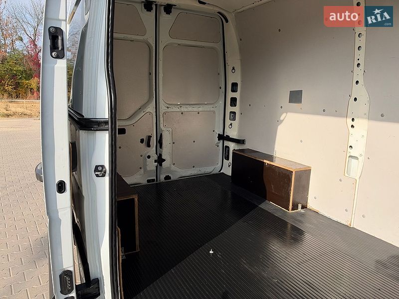 Вантажний фургон Renault Master 2017 в Львові