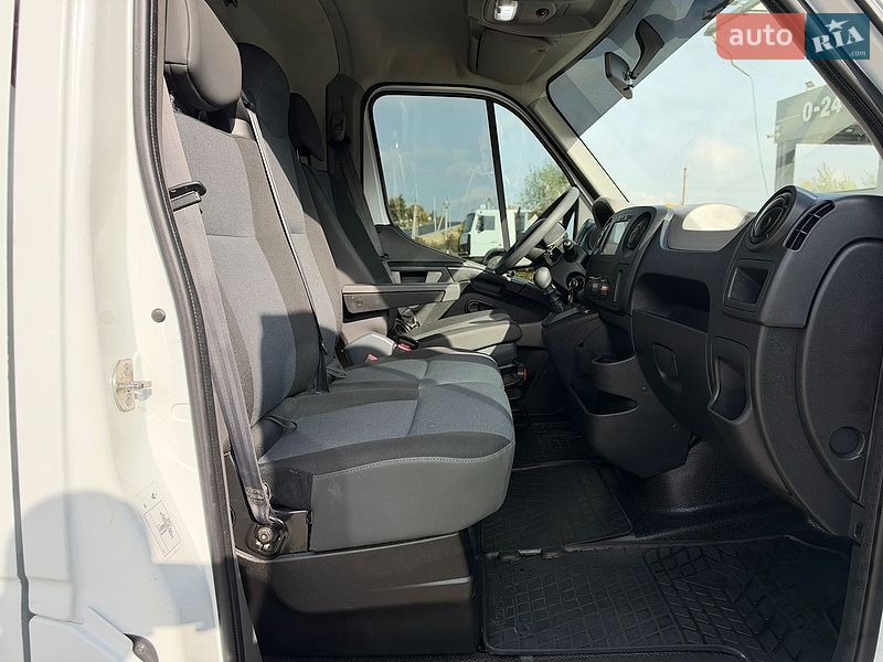 Вантажний фургон Renault Master 2017 в Львові