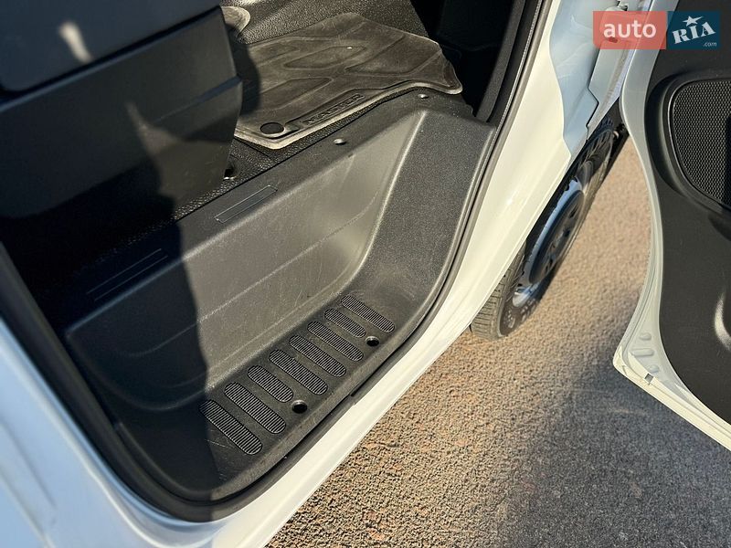 Вантажопасажирський фургон Renault Master 2020 в Києві