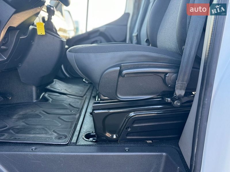 Вантажопасажирський фургон Renault Master 2020 в Києві