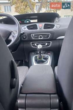 Минивэн Renault Megane Scenic 2011 в 