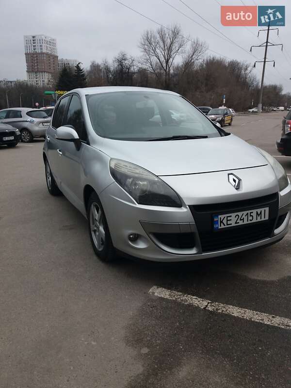 Минивэн Renault Megane Scenic 2011 в 