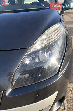 Минивэн Renault Megane Scenic 2010 в 