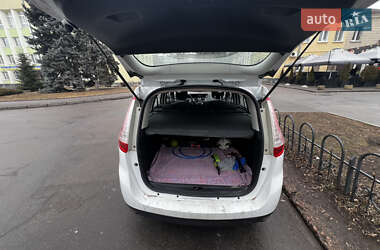 Минивэн Renault Megane Scenic 2012 в 