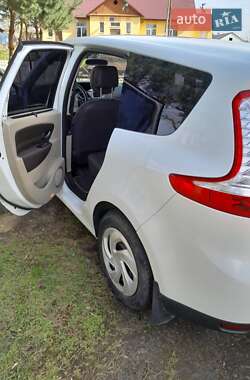 Минивэн Renault Megane Scenic 2012 в 