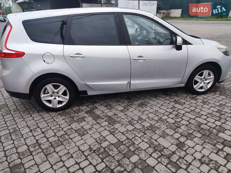 Минивэн Renault Megane Scenic 2014 в Надворной