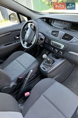 Минивэн Renault Megane Scenic 2015 в 