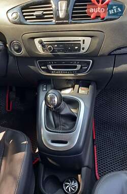 Минивэн Renault Megane Scenic 2012 в 