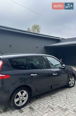 Минивэн Renault Megane Scenic 2011 в 