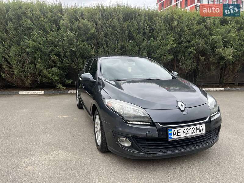 Хэтчбек Renault Megane 2013 в Вишневом