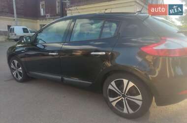 Хэтчбек Renault Megane 2011 в 
