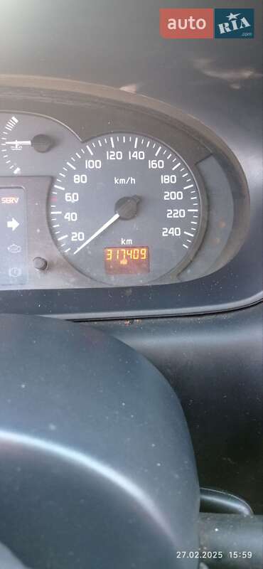 Седан Renault Megane 2002 в Дергачах