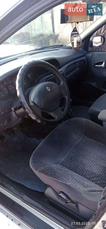 Седан Renault Megane 2002 в Дергачах