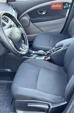 Хэтчбек Renault Megane 2012 в 