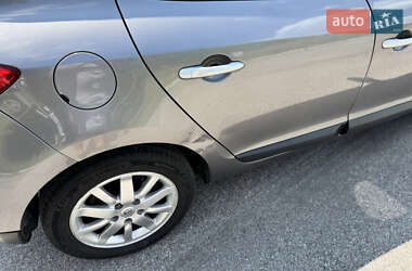 Хэтчбек Renault Megane 2011 в 
