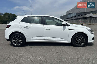 Хэтчбек Renault Megane 2016 в 