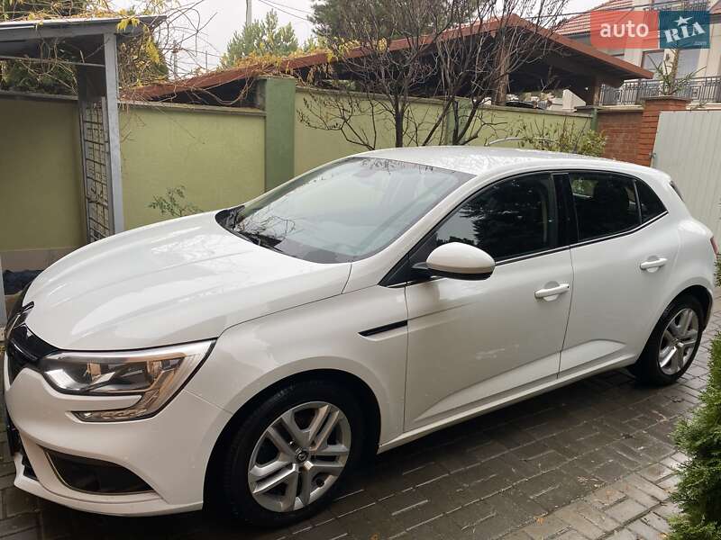 Хэтчбек Renault Megane 2016 в 