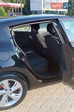 Хэтчбек Renault Megane 2012 в 