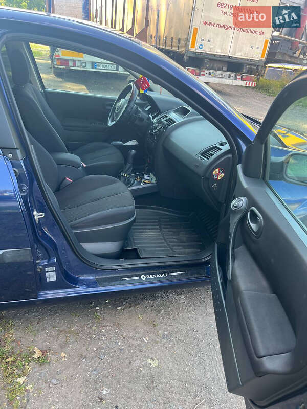 Седан Renault Megane 2003 в Городке