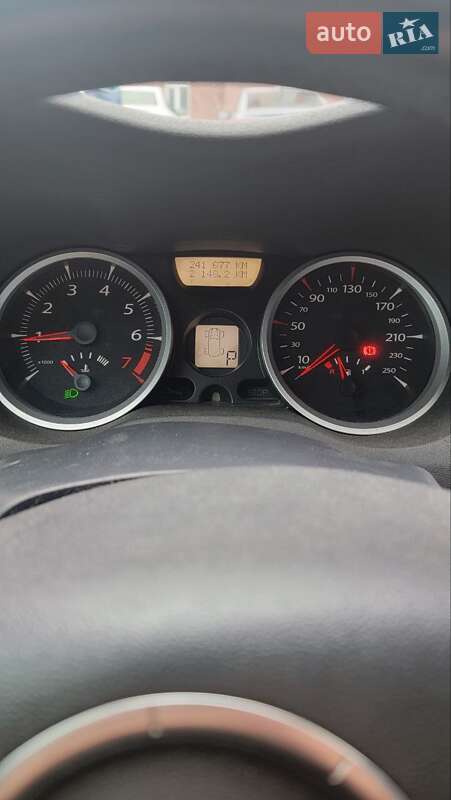 Седан Renault Megane 2006 в Вишневом фото 9 Седан Renault Megane 2006 в Вишневом