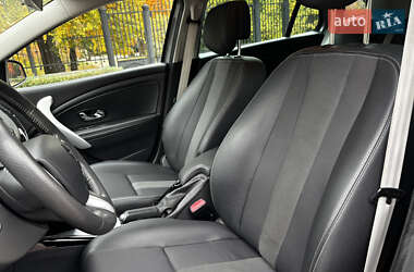 Універсал Renault Megane 2011 в  фото 18 Універсал Renault Megane 2011 в
