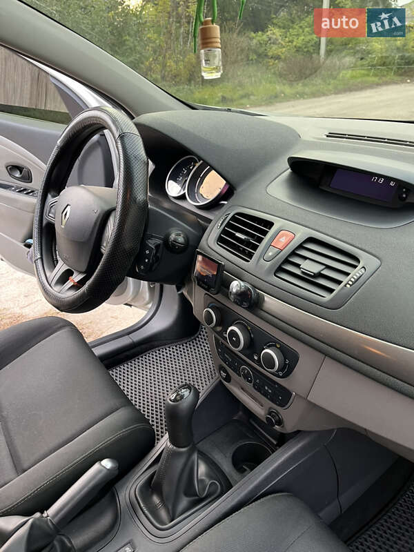 Хэтчбек Renault Megane 2011 в Кременчуге фото 12 Хэтчбек Renault Megane 2011 в Кременчуге