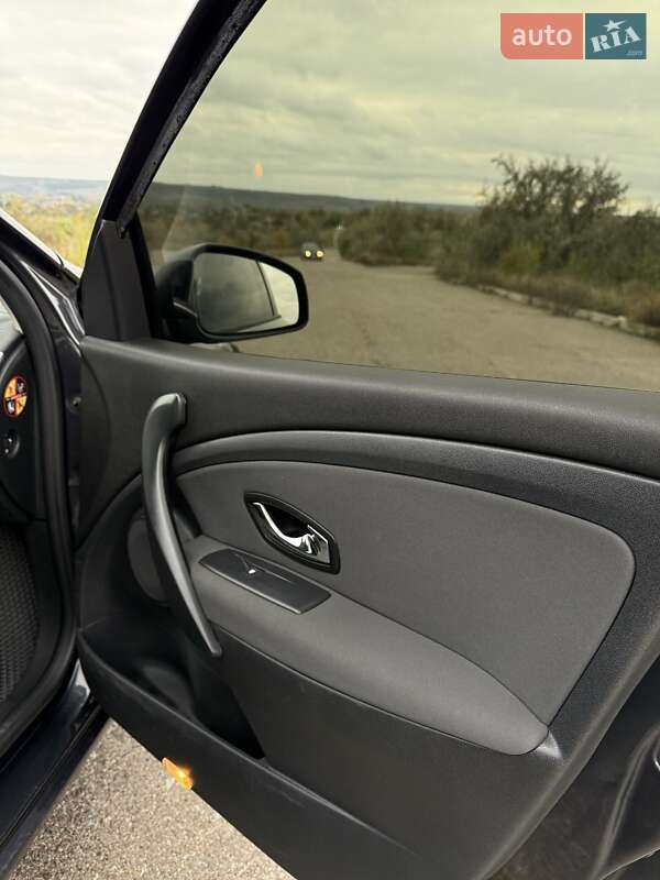 Универсал Renault Megane 2013 в Червонознаменке фото 37 Универсал Renault Megane 2013 в Червонознаменке