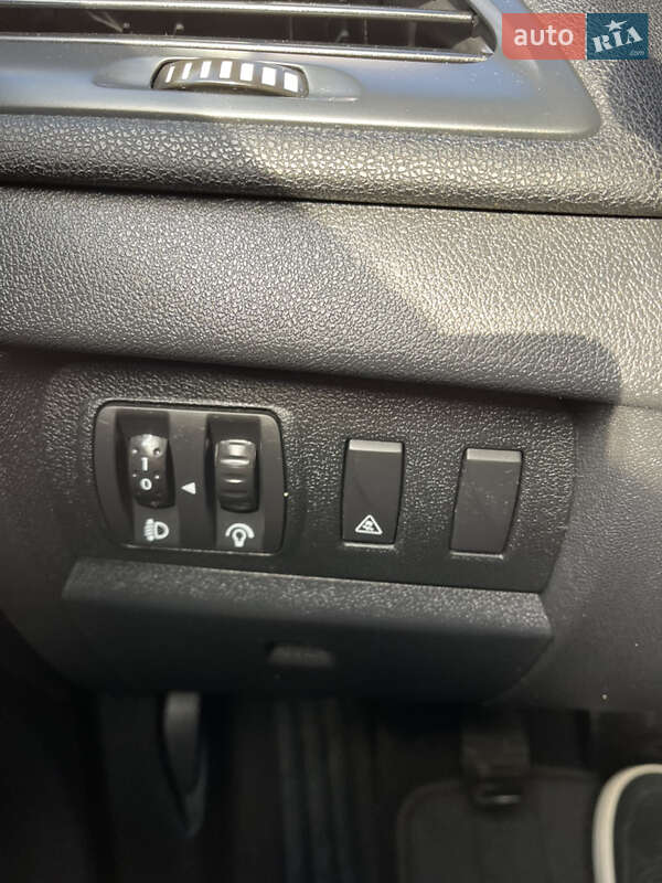 Хэтчбек Renault Megane 2009 в Хороле фото 41 Хэтчбек Renault Megane 2009 в Хороле