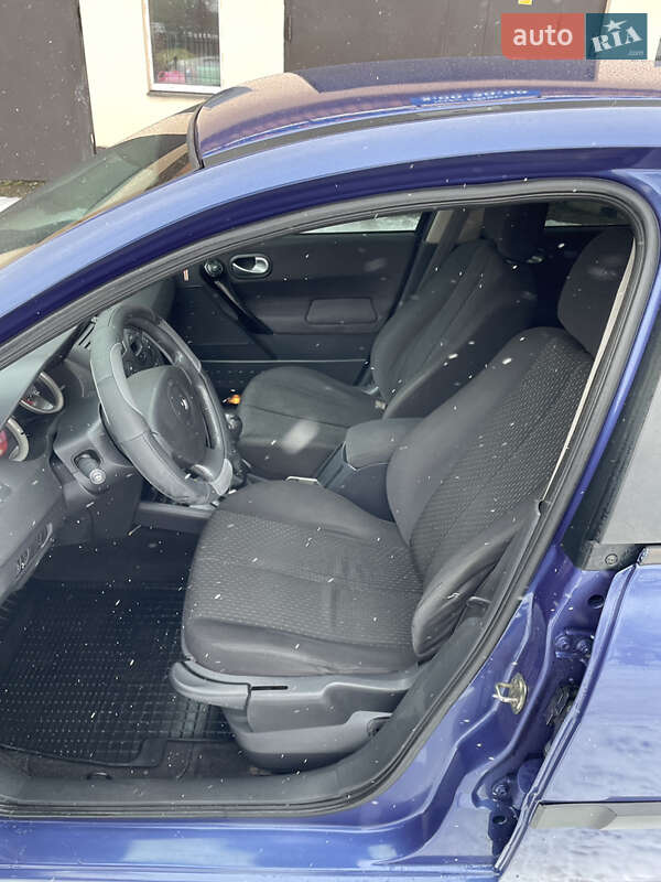 Хэтчбек Renault Megane 2004 в Каменском фото 19 Хэтчбек Renault Megane 2004 в Каменском