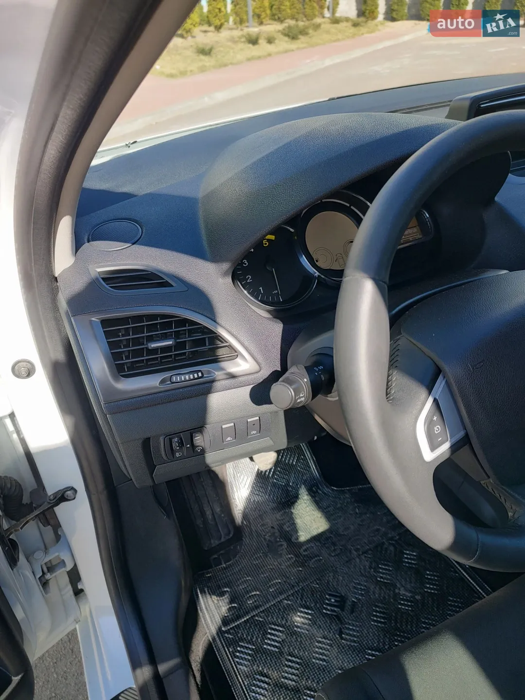 2012 Renault Megane - мініатюра 17